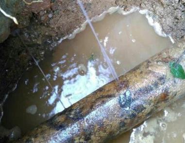 平安楼顶渗水维修公司分享下地暖漏水的原因及检测方法。